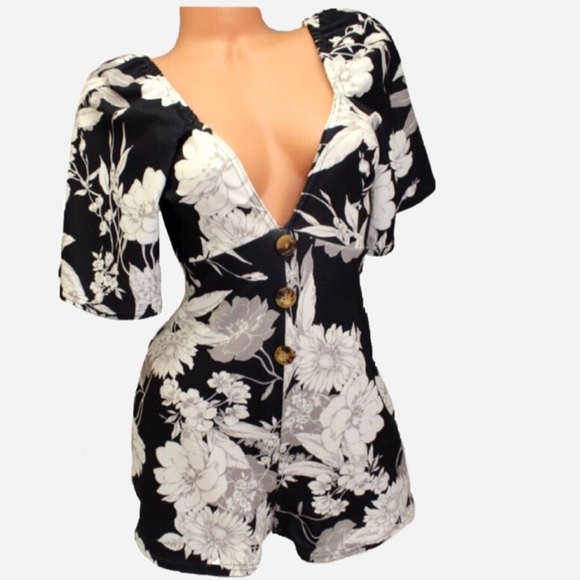 Boohoo Pants - 🌸New🌸 Boohoo Floral Romper Size 6 NWT